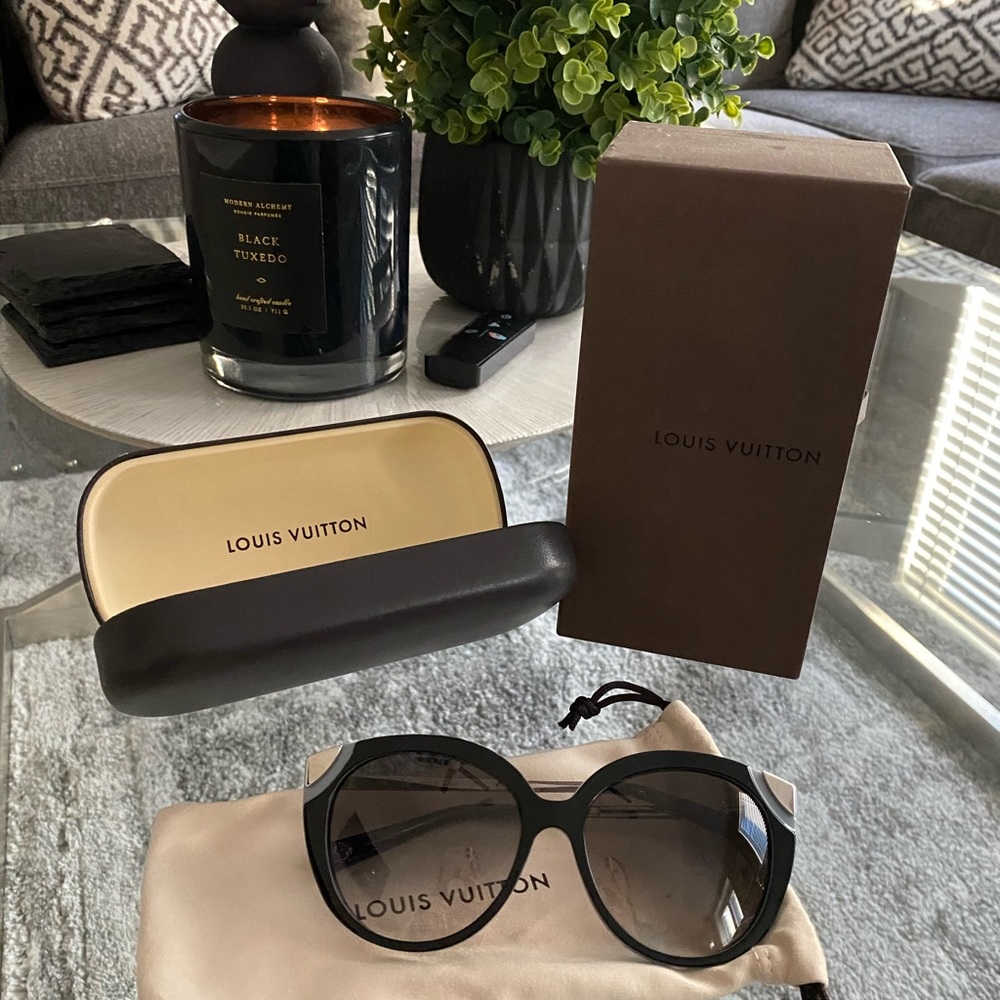 BRAND NEW!!! Comes with box, dust bag, the care booklet